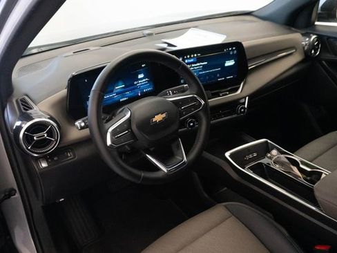Used 2025 Chevrolet Equinox LT w/ Convenience Package II FWD image 3