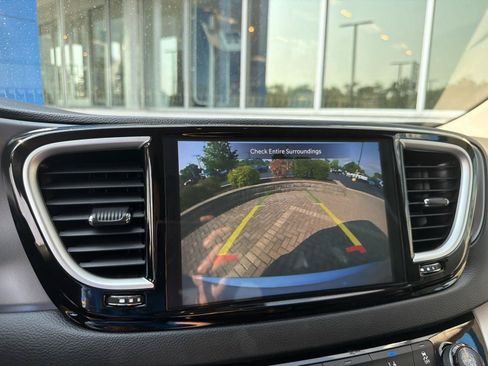 Used 2023 Chrysler Pacifica Touring-L FWD image 27