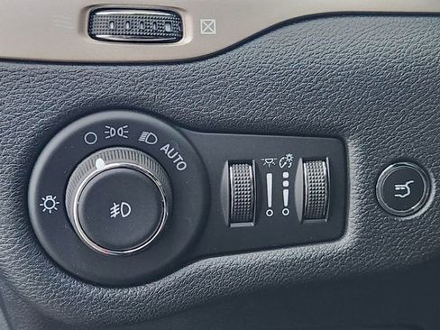 Used 2017 Jeep Cherokee Latitude w/ Comfort/Convenience Group image 20