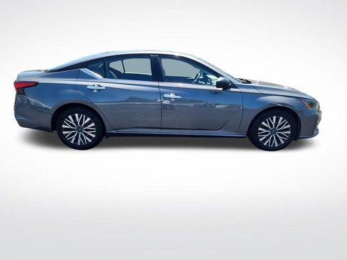 Used 2024 Nissan Altima 2.5 SV FWD image 6
