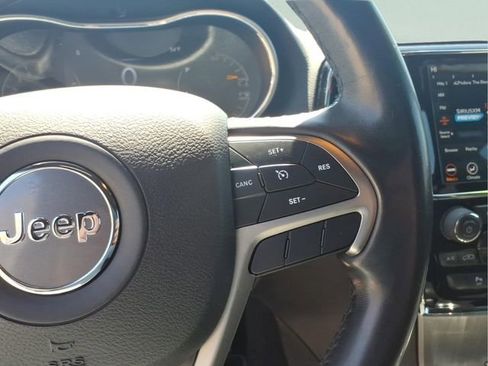 Used 2019 Jeep Grand Cherokee Laredo w/ Security & Convenience Group AWD/4WD image 16