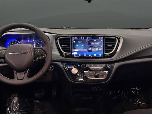 Used 2024 Chrysler Pacifica Touring FWD image 11