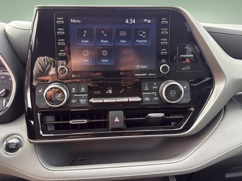 Used 2022 Toyota Highlander XLE AWD/4WD image 26