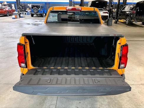 Used 2025 Chevrolet Colorado Z71 w/ Technology Package AWD/4WD image 32