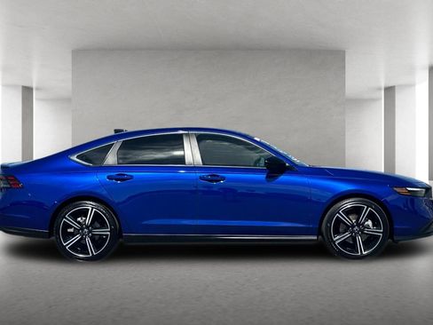 Used 2025 Honda Accord Sport image 3