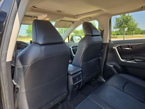 Used 2020 Toyota RAV4 XLE Premium FWD image 17