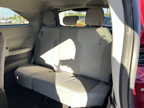 Used 2022 Toyota Sienna LE image 24