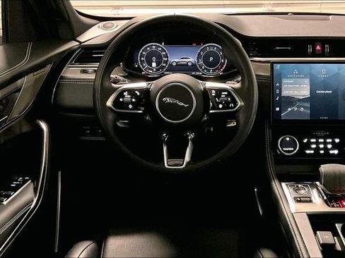 Certified 2024 Jaguar F-PACE R-Dynamic S image 4