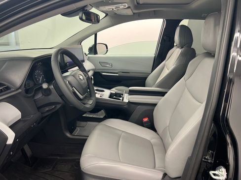 Used 2026 Toyota Sienna XLE FWD image 10