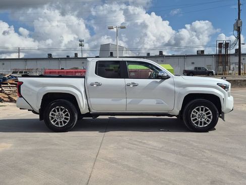 Used 2025 Toyota Tacoma Limited AWD/4WD image 7
