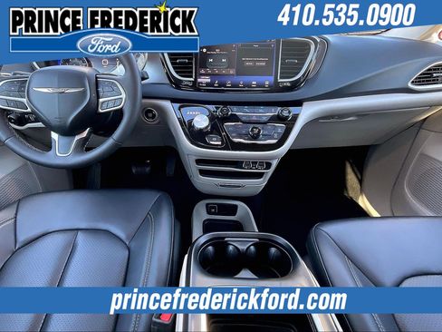 Used 2024 Chrysler Pacifica Touring-L image 13