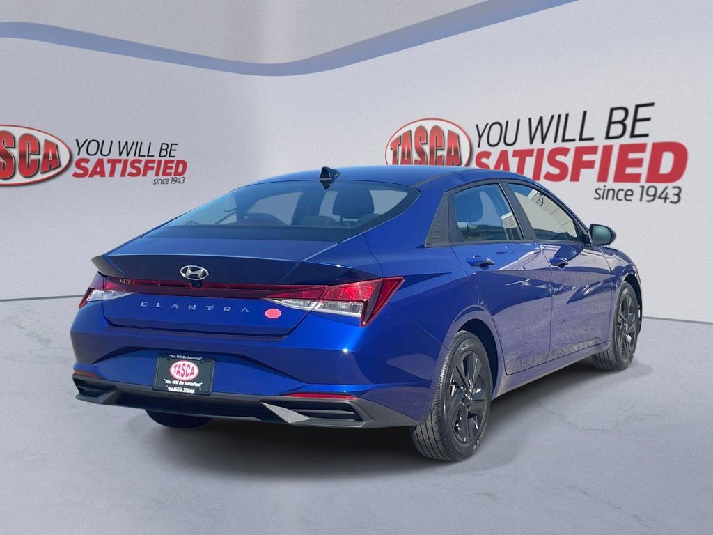 Used 2023 Hyundai Elantra SEL w/ Cargo Package FWD image 6