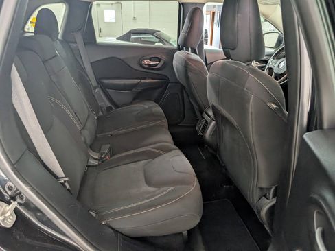 Used 2015 Jeep Cherokee Latitude w/ Cold Weather Group AWD/4WD image 19