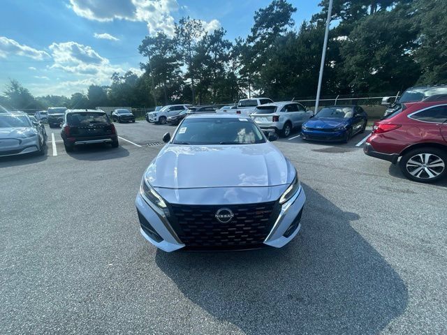 Used 2024 Nissan Altima 2.5 SR FWD image 2