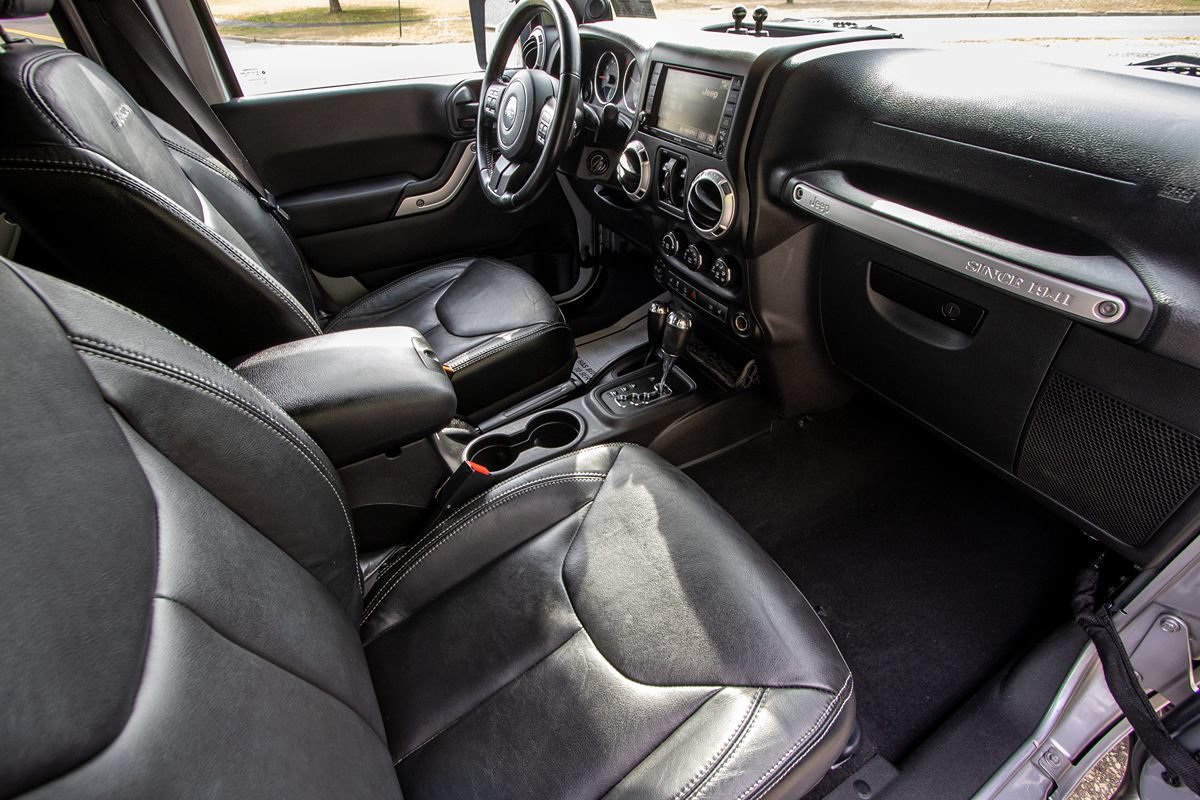 Used 2013 Jeep Wrangler Unlimited Rubicon w/ Connectivity Group AWD/4WD image 18
