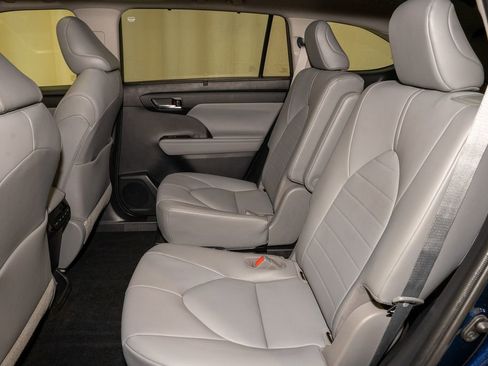 Used 2021 Toyota Highlander XLE image 10