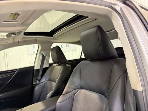 Used 2019 Lexus ES 350 w/ Ultra Luxury Package image 24