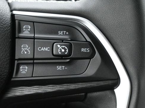 Used 2023 Jeep Grand Cherokee Altitude AWD/4WD image 7
