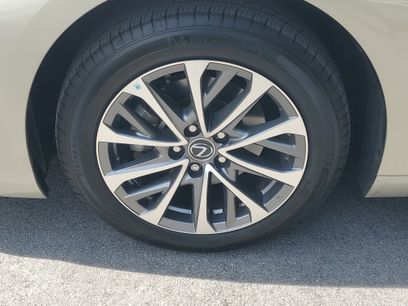 Certified 2023 Lexus ES 350 w/ Accessory Package (Z2)