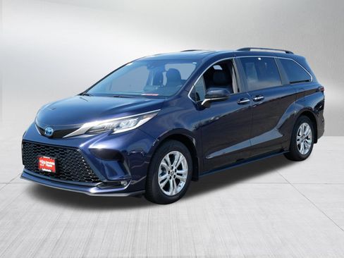 Certified 2022 Toyota Sienna XSE w/ XSE Plus Package AWD/4WD image 3