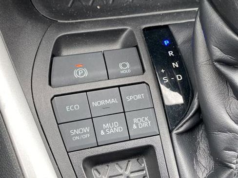 Used 2021 Toyota RAV4 XLE w/ Convenience Package AWD/4WD image 19