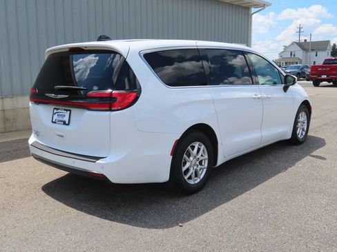 Used 2023 Chrysler Pacifica Touring-L FWD image 3