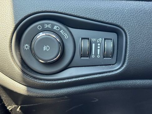 Certified 2022 Jeep Renegade Limited w/ Sun, Sound & Wheels Group AWD/4WD image 23