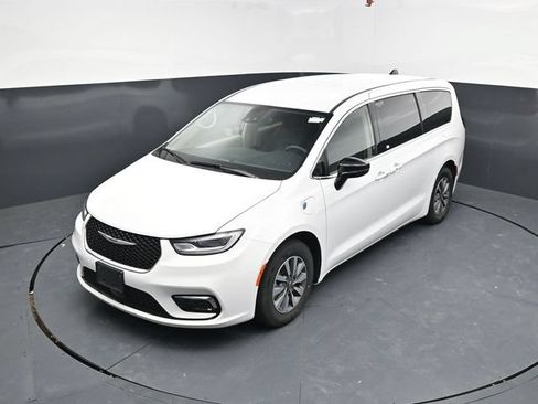 Used 2024 Chrysler Pacifica Limited FWD image 31