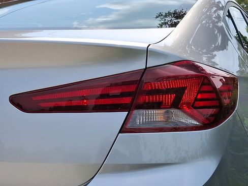 Used 2020 Hyundai Elantra SE FWD image 11