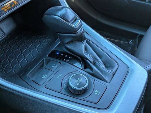 Used 2022 Toyota RAV4 SE image 12