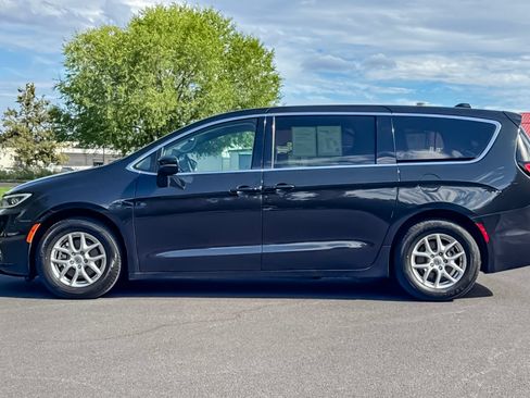 Used 2023 Chrysler Pacifica Touring-L FWD image 8