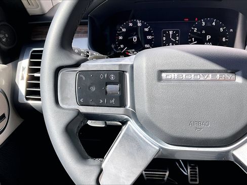Used 2025 Land Rover Discovery Dynamic SE AWD/4WD image 17