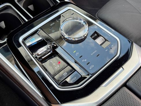 Used 2023 BMW i7 xDrive60 image 32