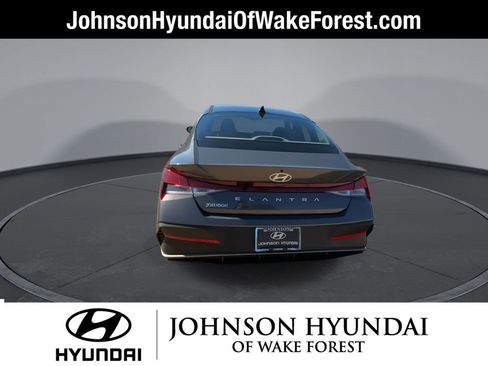 Certified 2025 Hyundai Elantra SE image 7