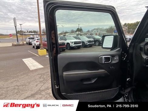 Used 2021 Jeep Wrangler Unlimited Sahara image 25