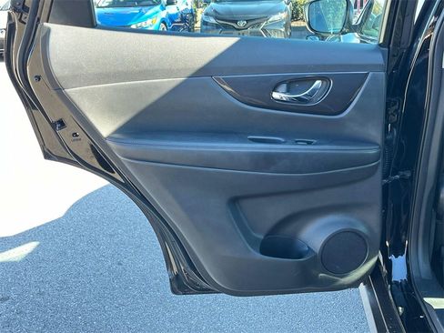 Used 2018 Nissan Rogue S image 21