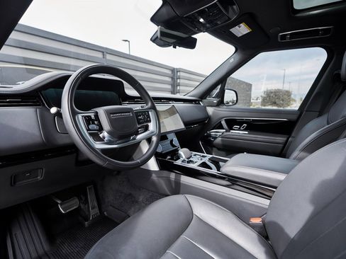 Used 2023 Land Rover Range Rover Long Wheelbase SE image 2