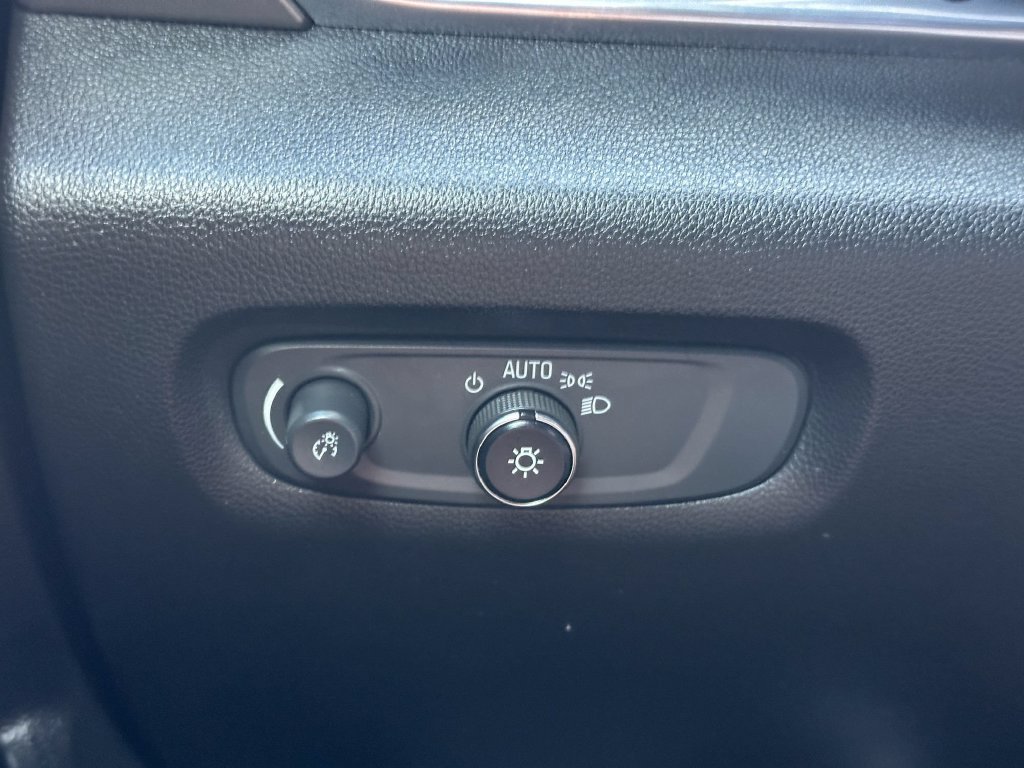 Used 2022 Chevrolet Traverse LT FWD image 39