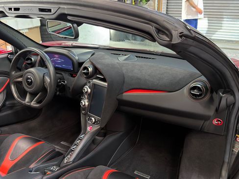 Used 2022 McLaren 720S Spider RWD image 32