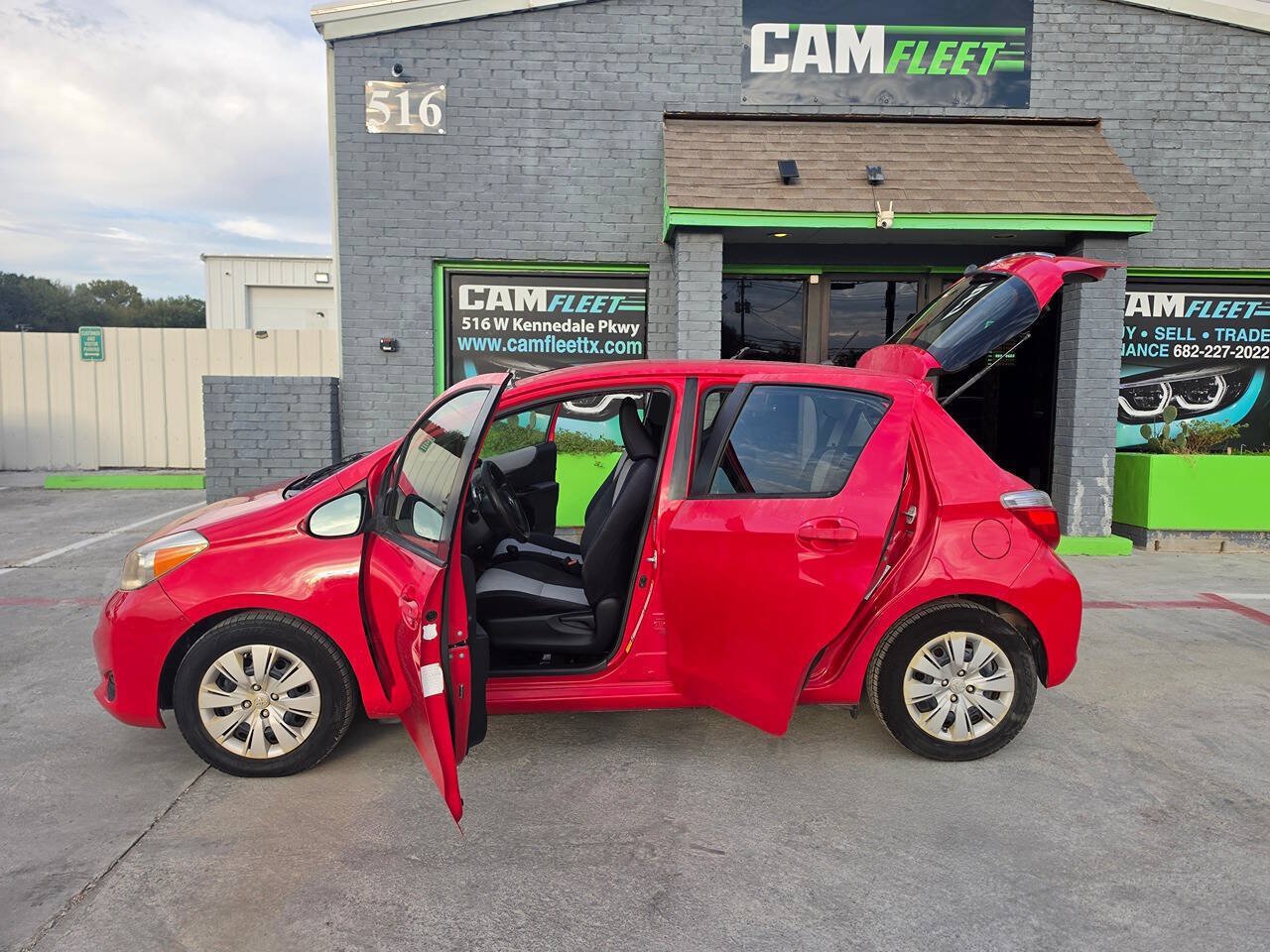 Used 2013 Toyota Yaris L FWD image 30