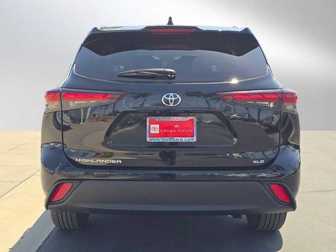 Certified 2025 Toyota Highlander XLE FWD image 4
