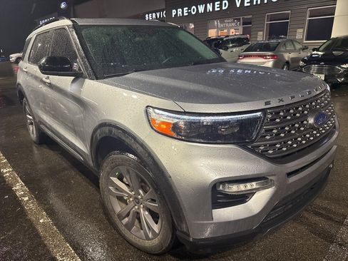 Used 2022 Ford Explorer XLT w/ Equipment Group 202A image 3