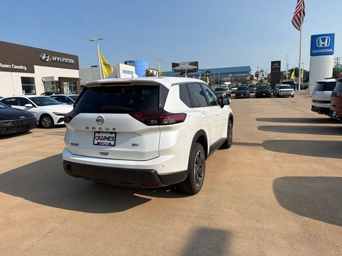 Used 2024 Nissan Rogue SV FWD image 9