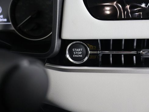 New 2025 Mitsubishi Outlander SE image 40