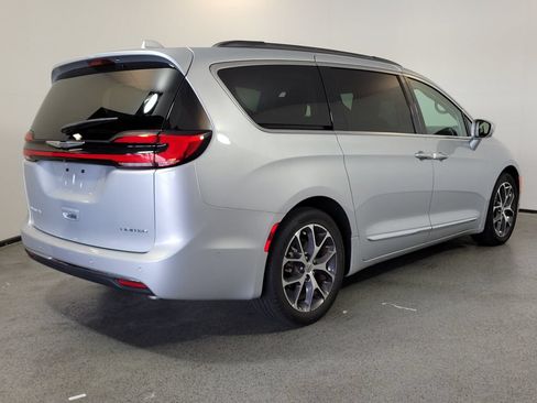 Used 2022 Chrysler Pacifica Limited FWD image 5