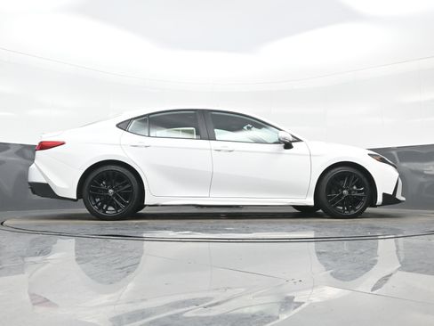 Used 2025 Toyota Camry SE image 33