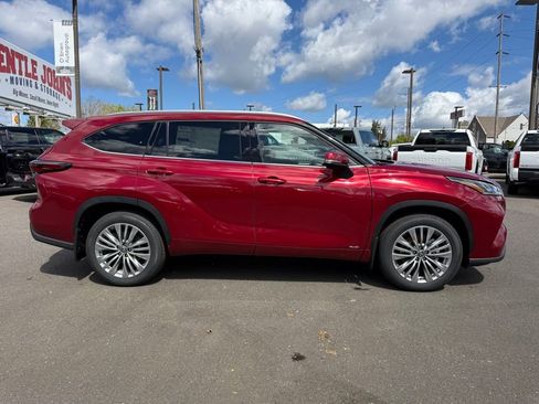 New 2026 Toyota Highlander Platinum image 13