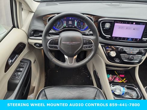 Used 2022 Chrysler Pacifica Limited w/ Uconnect Theater Family Group image 10