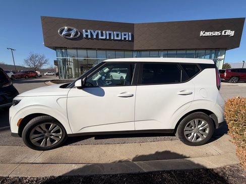Used 2023 Kia Soul LX image 2