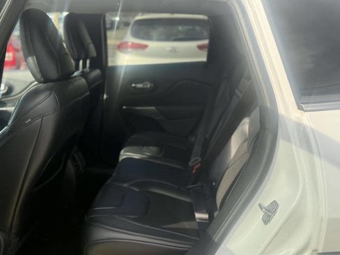 Used 2019 Jeep Cherokee Latitude Plus image 12